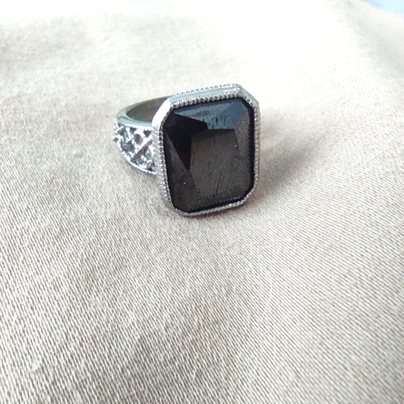 Black stone ring in silver plated setting - Picture 1 of 3